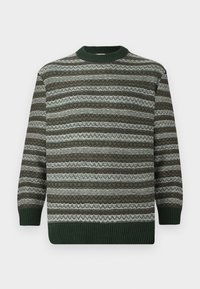 Sweter z długim rękawem w poziome paski w kolorach zielonym, brązowym i białym, z prążkowanymi mankietami, dołem i okrągłym dekoltem.