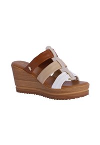 Sandalía de cuña con un diseño en marrón, beige y blanco. Presenta correas cruzadas con una textura suave y una suela de madera para mayor altura.