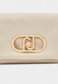 Clutch in pelle beige morbida e testurizzata con una chiusura ad ovale in tonalità oro. Superficie liscia con dettagli sottili. Forma rettangolare.
