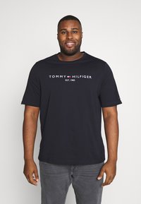 Tommy Hilfiger LOGO TEE - T-shirt estampada - blue