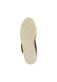Sneaker con tomaia verde e suola in gomma bianca. La suola presenta un motivo testurizzato con il logo del marchio "BENETTON" impresso.