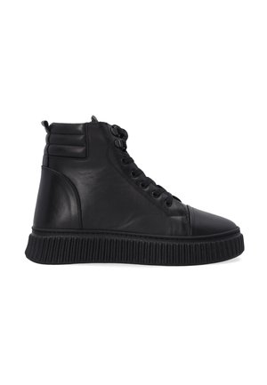 Czarne wysokie sneakersy wykonane z gładkiej skóry, z teksturowaną podeszwą, okrągłym noskiem oraz bocznym sznurowaniem i wyściełanymi akcentami na kostce.