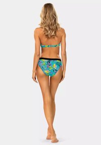 Wielokolorowy bikini z kwiatowym wzorem w odcieniach niebieskiego, zielonego i różowego. Góra jest bez ramiączek, a dół ma czarną talię.