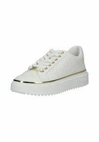 Sneaker bianco con materiale testurizzato, dettagli in metallo dorato, suola piatta bianca spessa e fondo con battistrada. Presenta un dettaglio del logo sul lato.