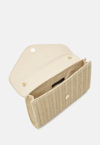 Pochette tissée beige avec fermeture à pression magnétique et intérieure en tissu étiquetée « Anna Field », présentée ouverte.