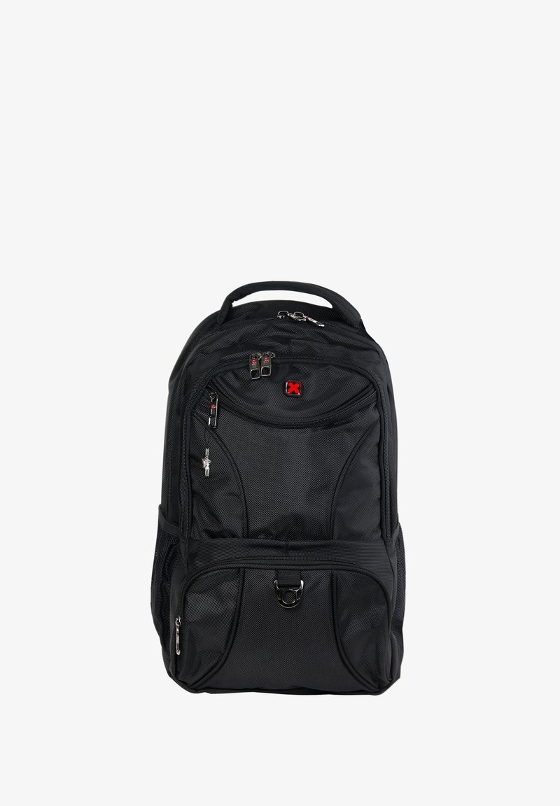 Zwarte rugzak met meerdere ritssluitingen, een bovenhandgreep, zijvakken van gaas en een rood kruislogo op het voorvak.