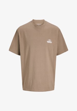 Camiseta de algodón marrón de manga corta con cuello redondo y un pequeño gráfico blanco en el lado izquierdo del pecho, que presenta el texto "Desierto del Sur."