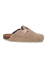 Sabot en shearling beige avec accents foncés, sangle en cuir et détail en bouton. Semelle en liège et semelle extérieure en caoutchouc texturé.