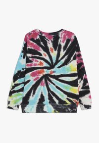 Sweatshirt w tie-dye z spiralnym wzorem w kolorach czarnym, różowym, niebieskim i żółtym. Wykonany z miękkiego materiału, z długimi rękawami i okrągłym dekoltem.
