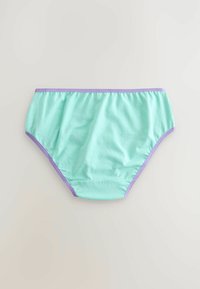 Lichtblauwe katoenen bikini-onderbroek met een paarse elastische tailleband. Glad materiaal en ontwerp met volledige bedekking. Geen extra patronen of details.