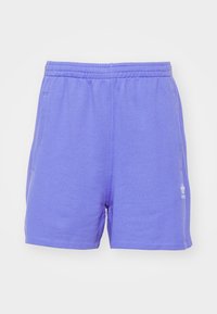 Lila bomullsblandningsshorts med elastisk midja, sidofickor och en liten vit logotypdetalj längst ner på fållen.