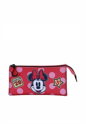 Estuche rojo con lunares rosas, cara de Minnie Mouse con un lazo rojo, texto "Clase del '28" y una estrella con "5+" en el frente, cierre con cremallera en la parte superior.
