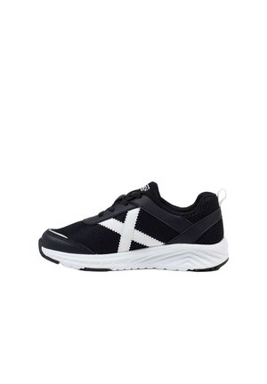 Zapatilla deportiva negra con suela blanca gruesa y una gran X blanca en el lateral, parte superior de malla y sintética, y cierre con cordones.