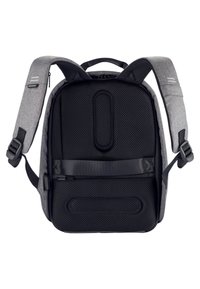 Zaino in tessuto grigio con retro in rete nera, spallacci imbottiti e dettagli a strisce orizzontali. Include una maniglia superiore e fibbie laterali regolabili.