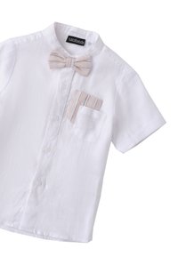 Camisa blanca de manga corta con cuello, que presenta una corbata de lazo a rayas en un tono beige claro y un único bolsillo en el pecho con un acento de tela a rayas.
