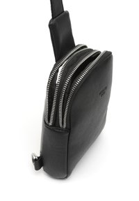 Borsa a tracolla in pelle nera con texture, dotata di tre scomparti con zip e una tracolla robusta. Presenta hardware in tonalità argento e una silhouette elegante.