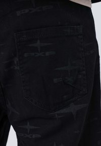 Pantaloni in denim nero con un sottile motivo tono su tono del logo "PXP", dotati di un classico design con tasca a toppa sul dietro.