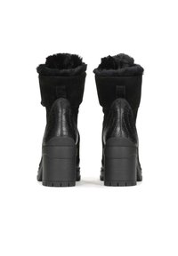 Botas negras de tobillo con un patrón de cocodrilo texturizado en los laterales, cuello forrado de piel y tacón grueso de plataforma. Vista trasera.