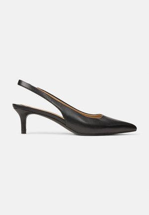 Schwarzer Slingback-Pumps aus Leder mit spitzer Schuhspitze und niedrigem Kitten-Heel, von der Seite vor schlichtem weißem Hintergrund gezeigt.