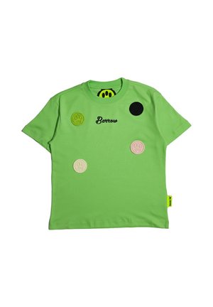 Maglietta verde brillante a maniche corte con la scritta "Borroo" e quattro patch circolari con impronte di zampe nei colori nero, verde, beige e rosa.