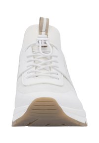 Weißer Sportschuh mit einem Obermaterial aus Mesh, strukturierten Akzenten und einer Gummisohle. Merkmale sind eine abgerundete Spitze und eine Zuglasche an der Ferse.