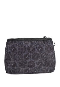 Bolsa de tela negra con un patrón geométrico y detalles plateados. Cuenta con cierre de cremallera y borde texturizado. Forma compacta y rectangular.