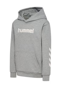 Szary hoodie wykonany z miękkiego materiału, z kieszenią kangurką, z białym logo i paskami na rękawach. Regulowany kaptur z sznurkiem.