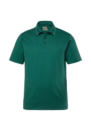 Vihreä lyhythihainen poolopaita, jossa on kaksinappinen aukko, hienovarainen kirjailtu "B" rinnassa ja "BOSTON PARK" -teksti kauluksen sisäpuolella.