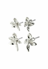 Silverfärgade blommformade stiftörhängen med en texturerad yta och en polerad finish, med metallstift för säker fästning.