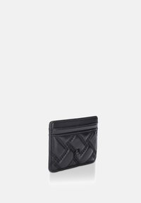 Portafoglio in pelle nera con motivo trapuntato, dotato di quattro slot per carte e un logo discreto sul fronte. Texture liscia e forma rettangolare.
