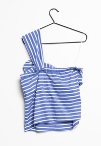 Haut sans manches à rayures horizontales bleues et blanches, avec une bretelle épaisse et une bretelle fine, suspendu à un cintre noir sur fond blanc.