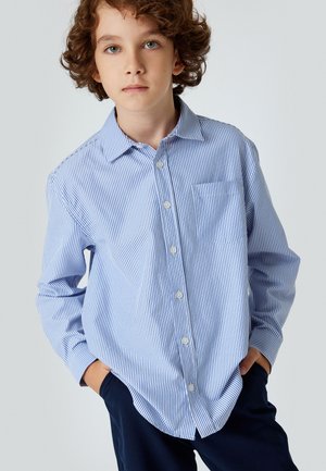 Camisa de botones a rayas azul claro y blanca, con collar, mangas largas y un bolsillo en el pecho, hecha de un tejido fresco.