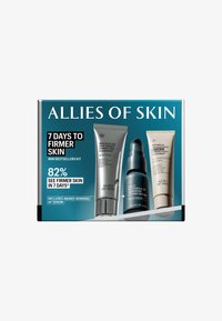 Allies of Skin mini bästsäljare kit innehållande tre tuber: en silverrengöring, ett mörkt serum och en ljus behandling, allt på en teal bakgrund.