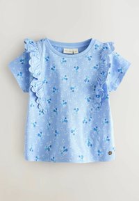 Maglietta per bambino piccolo a maniche corte azzurro chiaro con piccola stampa floreale blu e volant lungo i lati anteriori e le spalle.