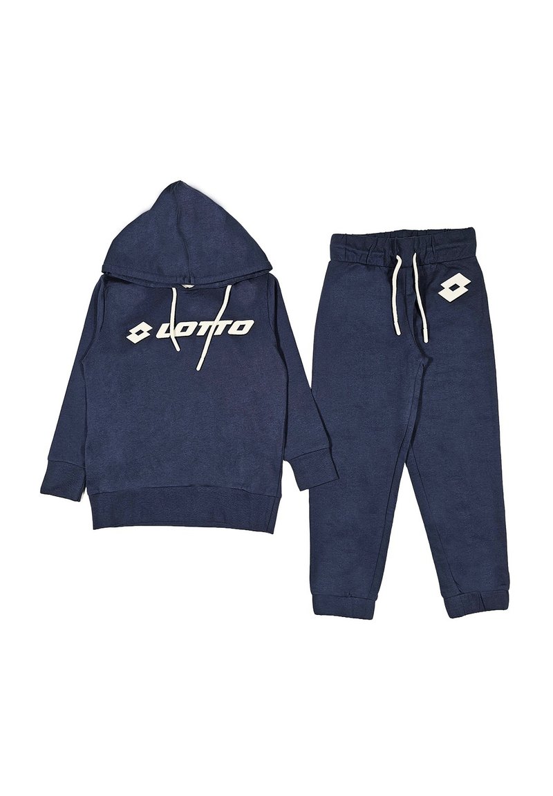 Set di felpa e pantaloni di colore blu navy. La felpa ha maniche lunghe, cordini e un logo bianco. I pantaloni presentano una vita elastica e polsini.