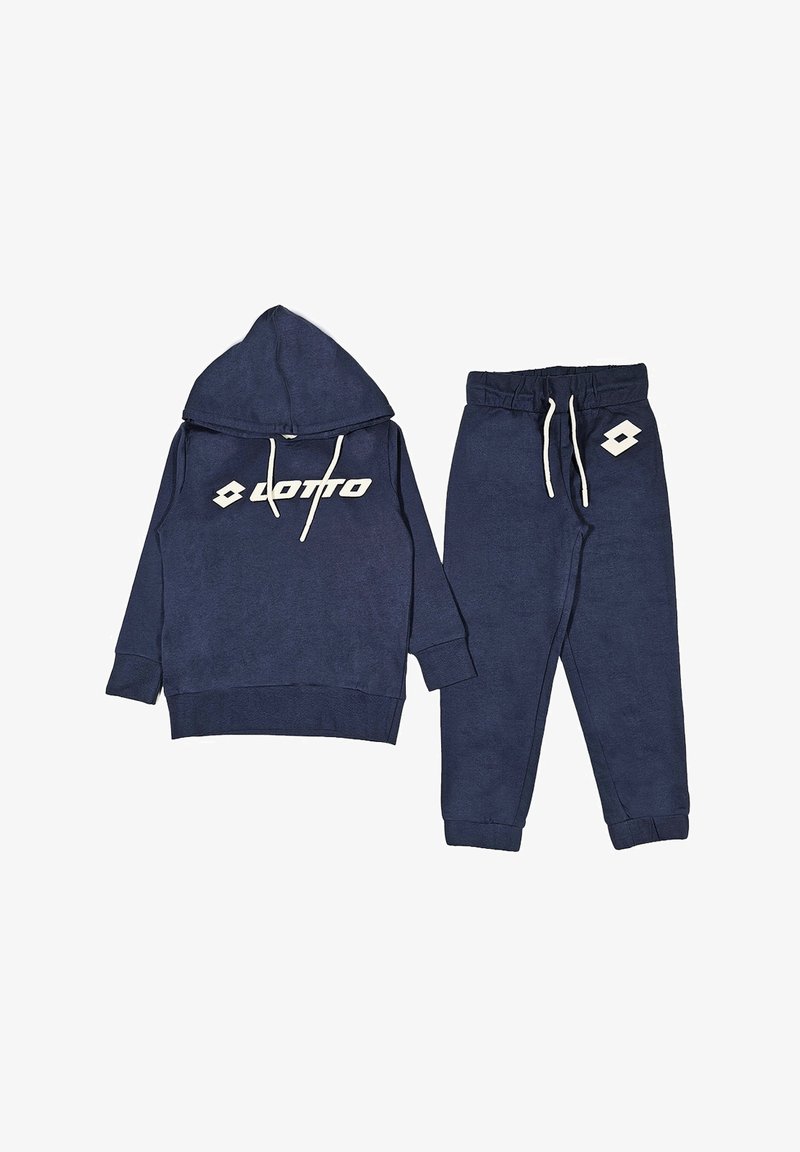 Set di felpa e pantaloni di colore blu navy. La felpa ha maniche lunghe, cordini e un logo bianco. I pantaloni presentano una vita elastica e polsini.