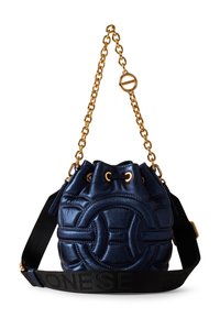 Borsa a secchiello in pelle blu navy con catena dorata e tracolla in tessuto nero. Presenta un motivo trapuntato e dettagli con occhielli per la chiusura a cordoncino.