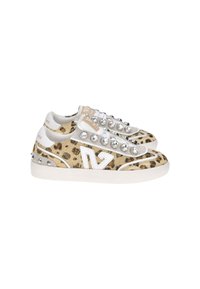 Sneaker con stampa leopardata e dettagli bianchi, dotate di occhielli tempestati di gemme, materiale in pelliccia effetto texture e dettagli borchiati sui lati.