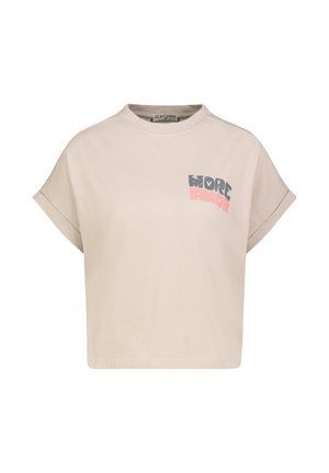 Hellbeiges, kurz geschnittenes T-Shirt mit aufgerollten Ärmeln und dem Text "MORE AMOR" in verblasstem Blau und Pink auf der linken Brust.