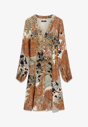 Sukienka z długim rękawem, dekoltem w serek i guzikami z przodu, z mieszanymi wzorami zwierzęcymi i motywami paisley w odcieniach brązu, czerni, beżu i pomarańczy.