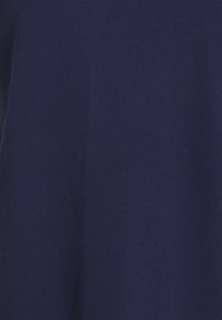 Marinblå bomullstyg med en slät struktur och jämn yta, utan mönster eller detaljer, med fokus på enhetlig färg och mjukhet.