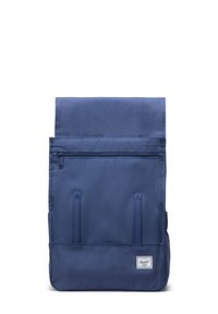 Dunkelblauer Rucksack aus Stoff mit Roll-Top-Design, vorderer Reißverschlusstasche und zwei Seitenriemen. Mit einem Logopatch verziert.