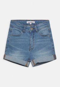 Shorts de denim azul claro con puños enrollados, cierre frontal con botón, presillas para cinturón y bolsillos delanteros, etiquetados como talla 21 de cost: bart.