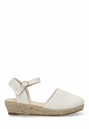 Espadrille de lona blanca con punta redonda, correa en el tobillo con hebilla y tacón de cuña de yute trenzado.