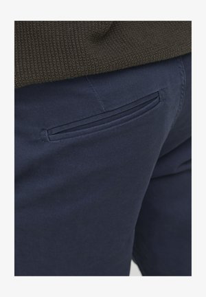 Blaue Baumwollhosen in Marineblau mit schlanker Passform, glatter Textur und einer dezenten Gesäßtasche mit Paspelierung.