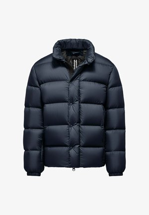 Marineblauwe pufferjas met een hoge kraag, gewatteerd ontwerp, drukknopen en elastische manchetten. Beschikt over een ritsluiting aan de onderkant.