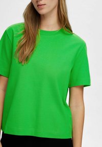 Selected Femme SLFESSENTIAL BOXY TEE - T-shirts basic - classic green