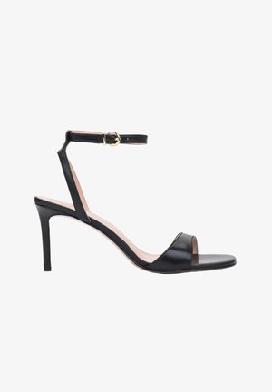 Sandale noire en cuir à talon haut avec une fine bride à la cheville et une boucle dorée, bout ouvert et talon aiguille fin.