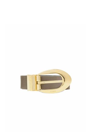 Cintura in pelle marrone con fibbia grande in tono oro lucido incisa con la scritta "GUESS" visibile di lato.