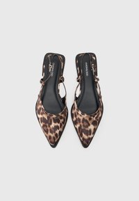 Slingback-korkokengät leopardiprintillä, teräväkärkiset, mustat sisäpohjat ja ohuet hihnat. Silkkinen pinta, jossa on kontrastisia ruskeita ja kermaisia kuvioita.